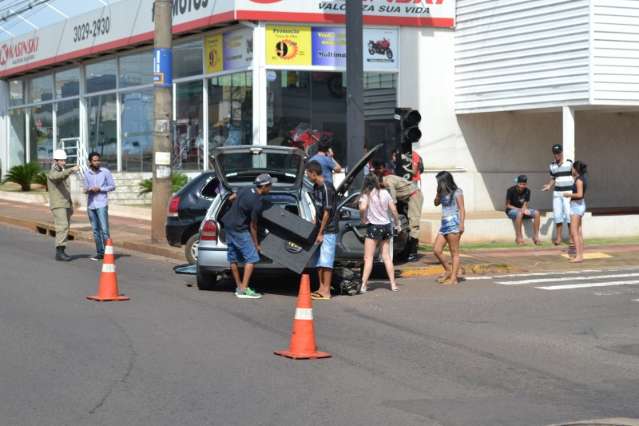 Carro dirigido por adolescente fura o sinal, bate e deixa dois feridos