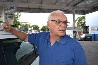 Taxista há 29 anos, Delson conta que guarda notas fiscais para economizar. (Foto: Simão Nogueira)