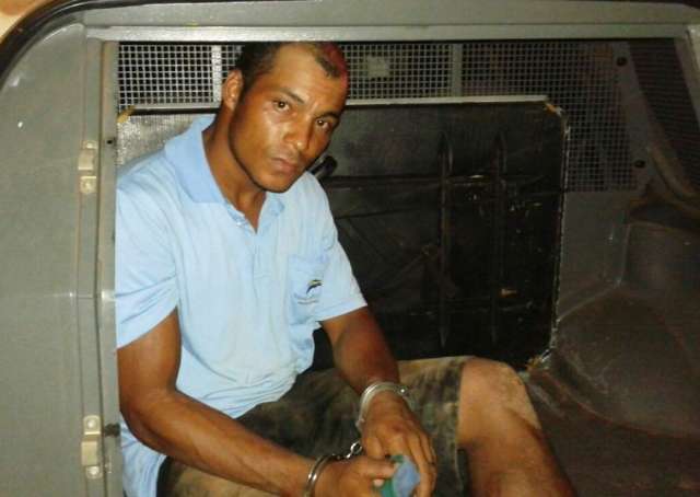 Pol&iacute;cia prende acusado de esfaquear casal em resid&ecirc;ncia