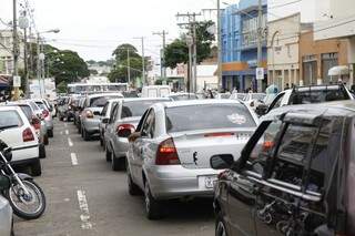 As filas de carros são extensas nas ruas. (Foto: Cleber Gellio)