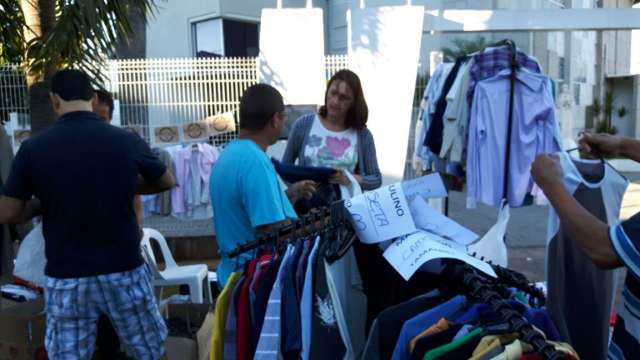 Projeto monta loja de roupas na pra&ccedil;a e pe&ccedil;as ser&atilde;o doadas a moradores de rua