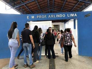 Candidatos chegando na Escola Municipal Professo Arlindo Lima, onde prova foi aplicada no domingo (28) (Foto: Jones Mário/Arquivo)