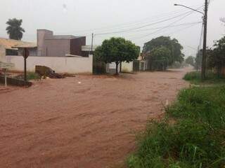 Ruas foram tomadas pela enxurrada durante a chuva desta quarta em Naviraí (Foto: Soares Filho/Portal do MS)