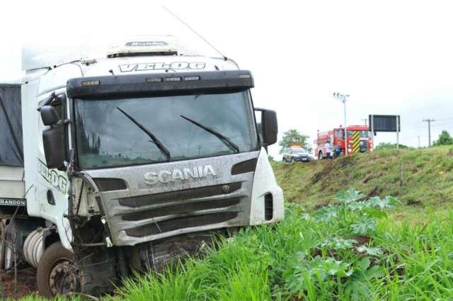 Carreta perde controle e cai em ribanceira ap&oacute;s frear perto de radar