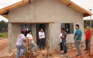 Prefeito vistoriou obras de casas em assentamentos de Itaquiraí; construções devem ser concluídas em dois meses (Foto: Edson Freitas/Divulgação)