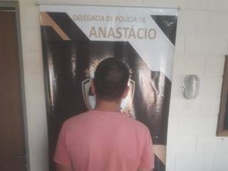 Adailton da Silva Santana, de 27 anos, na delegacia de Polícia Civil de Anastácio (Foto: Divulgação/PCMS)