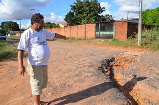 Gilmar disse que o cruzamento da Rua Luiz de Vasconcelos com a Mansur Contar já se tornou um problema mas os moradores. 
