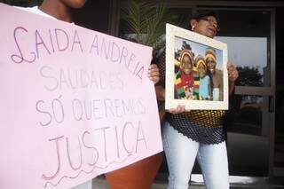 Mãe de uma das vítimas fez protesto contra a impunidade (Foto: Arquivo)