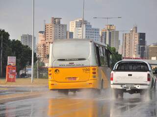 Mesmo com chuva rápida, água pode ser sentida por motoristas em Campo Grande. (Foto: João Garrigó)