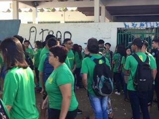 Alunos da Escola Estadual Consuelo Muller, na Vila Jacy,, durante manifestação nesta manhã (29). (Foto: Direto das Ruas)