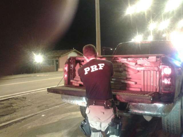 Condutor foge de pol&iacute;cia e abandona camionete de luxo com 2t de maconha