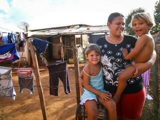 Juliane com a filha Karine e o pequeno Gabriel, posaram para foto enquanto ela aguardava os outros quatro filhos chegarem da escola no José Terual. (Foto: André Bittar) 