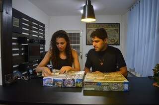 Raquel e Ademar montam quebra-cabeças desde 2007 (Foto: Naiane Mesquita)