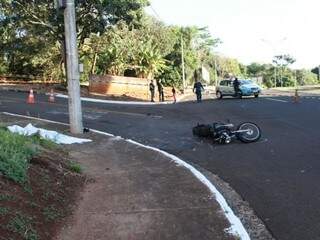 Motocicleta da vítima após acidente na avenida Nelly Martins (Foto: Saul Schramm)