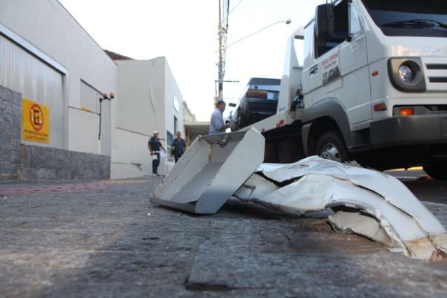 Jovem perde controle de dire&ccedil;&atilde;o e derruba parqu&iacute;metro na 13 de Maio 