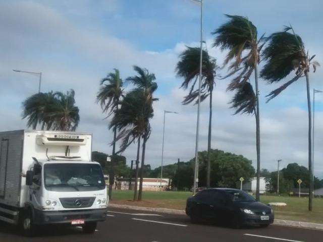 Com vento de at&eacute; 52km/h, sensa&ccedil;&atilde;o t&eacute;rmica cai para 16 graus