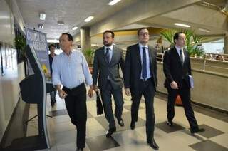Sérgio Assis e os advogados dele deixaram o Fórum sem falar coma  imprensa (Foto: Vanessa Tamires)