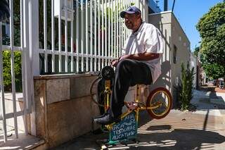 Resistente, Reginaldo acredita ser o único amolador artesanal pelas ruas de Campo Grande. (Foto: Alcides Neto)