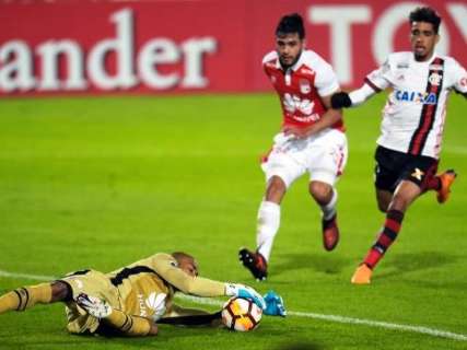Flamengo marca tarde demais e fica no empate sem gols contra o Santa Fe 