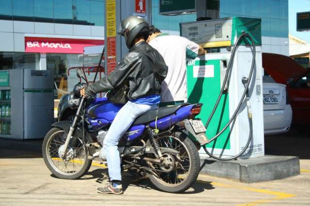 Ap&oacute;s acidente, posto s&oacute; abastece se piloto descer da moto na Capital