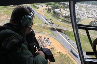 Helicóptero vai ajudar no controle e monitoramento do trânsito durante operação da PRF. (Foto: Cleber Gellio)