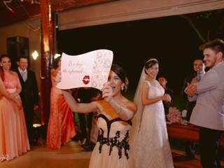 Antes do tão esperado beijo, irmã da noiva surgiu com o anúncio no cartaz. (Foto: Lusival Junior)