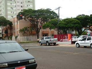 Veículos da garagem particular, que fica na esquina da 25 de Dezembro com a Amazonas, ocupam a via. (Foto: Edilena da Rocha)
