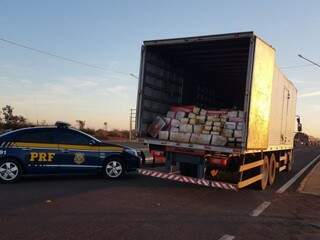 Drogas eram levadas no baú do caminhão, enquanto armas estavam na cabine do veículo com o motorista (Foto: Divulgação/PRF)