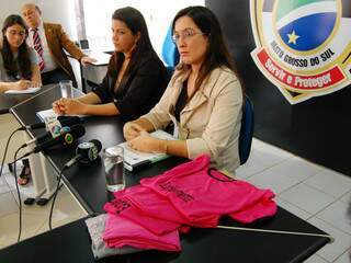 Delegada apresenta camisetas apreendidas pela Polícia. Em uma delas tem os dizeres &quot;Experimenta&quot;. (Foto: Simão Nogueira)