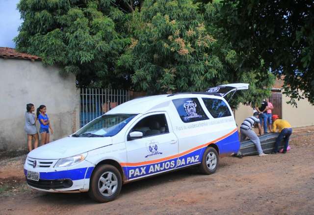 Homem &eacute; morto a tiros em frente de casa e suspeita &eacute; de acerto de contas