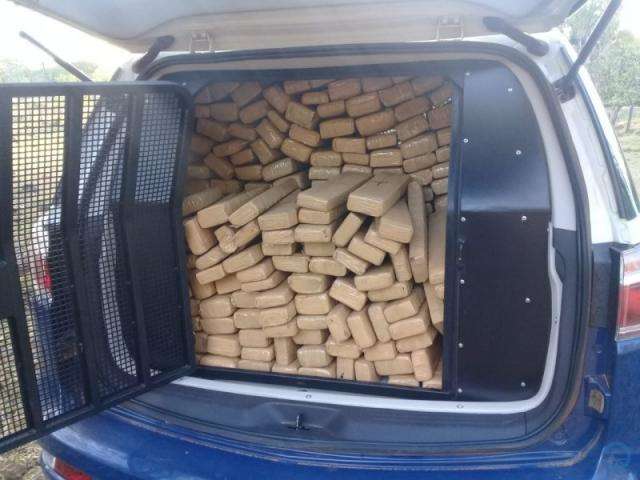 Pol&iacute;cia apreende Ford Fusion recheado com quase 1 tonelada de maconha