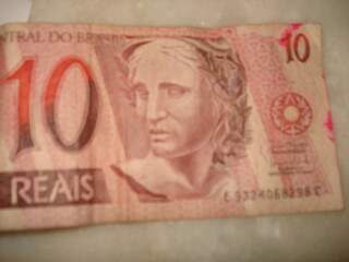 Cédula de R$ 10,00 tem pequenas manchas; dinheiro foi recusado em farmácia (Foto: Larissa Sandim/Repórter News)