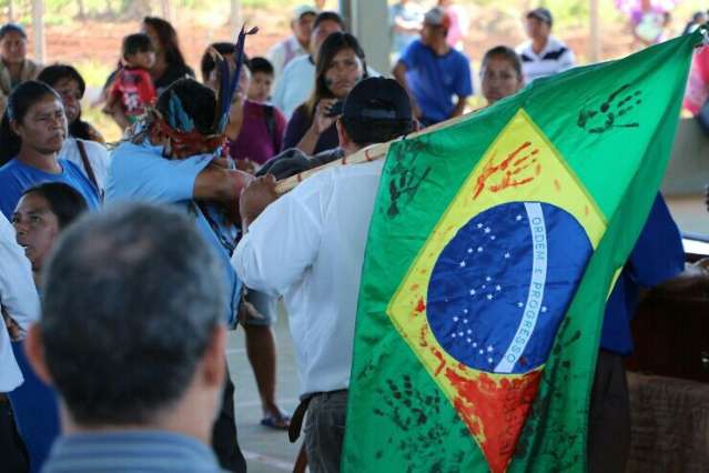 &Iacute;ndio &eacute; enterrado em &aacute;rea de conflito, diante de protestos por demarca&ccedil;&otilde;es