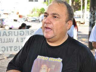 Pai do segurança, durante manifestação no dia 21 de maio. (Foto: Arquivo/João Garrigó)