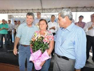 Viúva do ex-vereador Dioclécio Artuzi foi homenageada com um buquê de flores pelo governador André e prefeito Murilo durante a entrega dos novos imóveis (Foto: Divulgação)