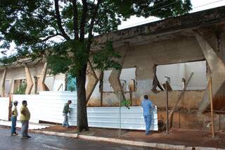 Homens instalaram novos tapumes para provável início de obras. (Foto:Simão Nogueira)