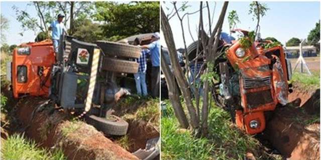 Caminh&atilde;o de exposi&ccedil;&atilde;o cai em valeta e fica destru&iacute;do 