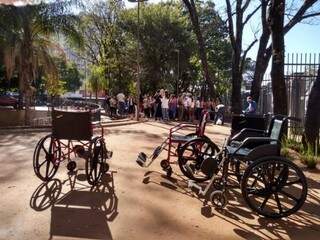 Participantes do curso de mobilidade usaram cadeiras de rodas, bengalas, e vendas (Foto: Mirian Machado)