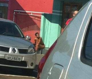 Homem estava sentado, tranquilo, em frente um estabelecimento na Rui Barbosa (Foto: Alexandre Montello)