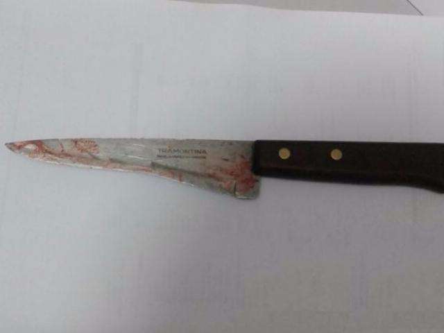 Suspeito de assassinato volta ao local do crime e &eacute; preso com faca usada
