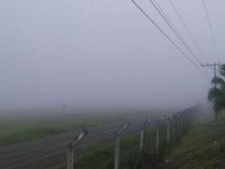 Pista do aeroporto ficou tomada pela nebulosidade na manhã desta quarta-feira (Foto: Direto das Ruas)