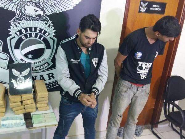 Den&uacute;ncia leva pol&iacute;cia a prender dois homens com 23 quilos de maconha 