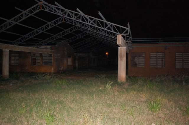 Prefeitura abandona obra milion&aacute;ria de escola e de posto de sa&uacute;de