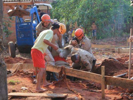 Menina de 8 anos fica presa ao cair em buraco de casa em constru&ccedil;&atilde;o