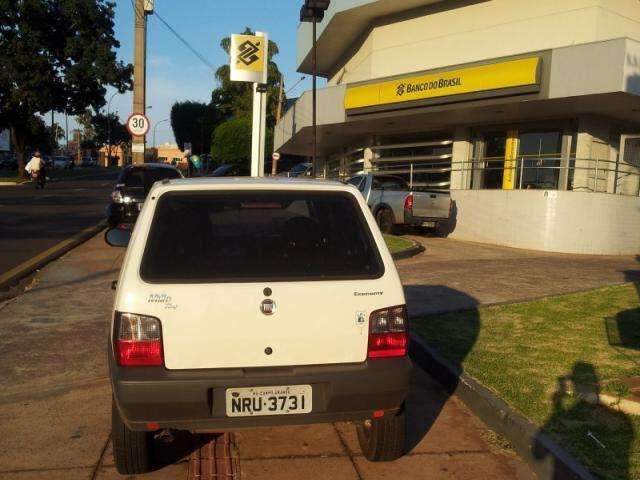 Motoristas estacionam em cima da cal&ccedil;ada em frente de ag&ecirc;ncia banc&aacute;ria 