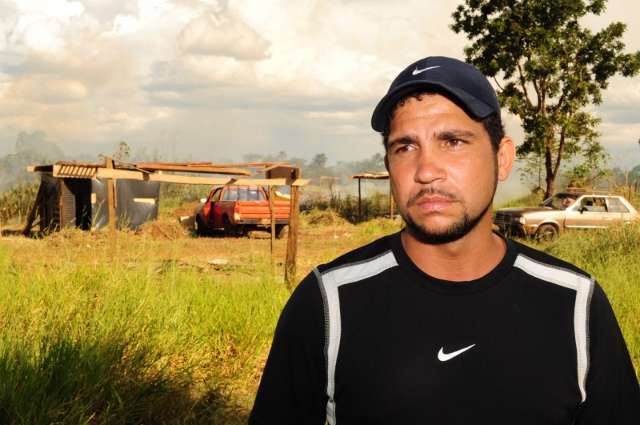 Catadores montam acampamento em frente ao aterro sanit&aacute;rio