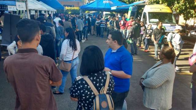 Feira que oferece emprego e servi&ccedil;os lota estacionamento da C&acirc;mara