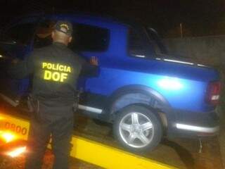 Agente do DOF colocando o veículo em um guincho. (Foto: Divulgação/DOF) 