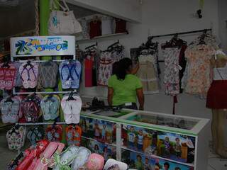 Chinelos, roupas e até artigos de sex shop são vendidos em loja do bairro. (Foto: João Garrigó)