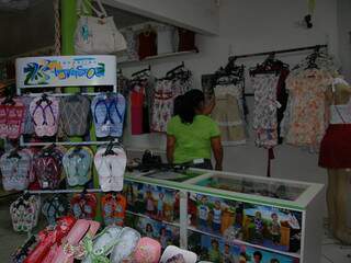 Chinelos, roupas e até artigos de sex shop são vendidos em loja do bairro. (Foto: João Garrigó)